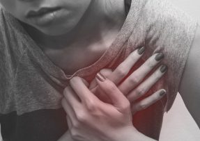 Žena držící se za srdce