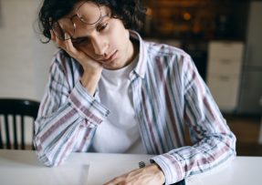 Unavený mladý muž