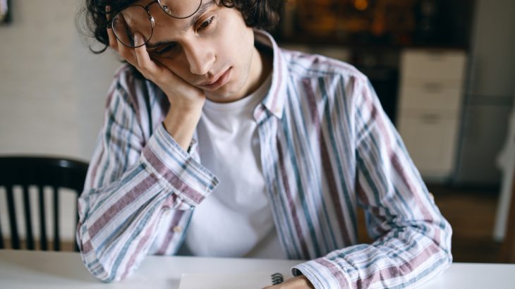 Unavený mladý muž