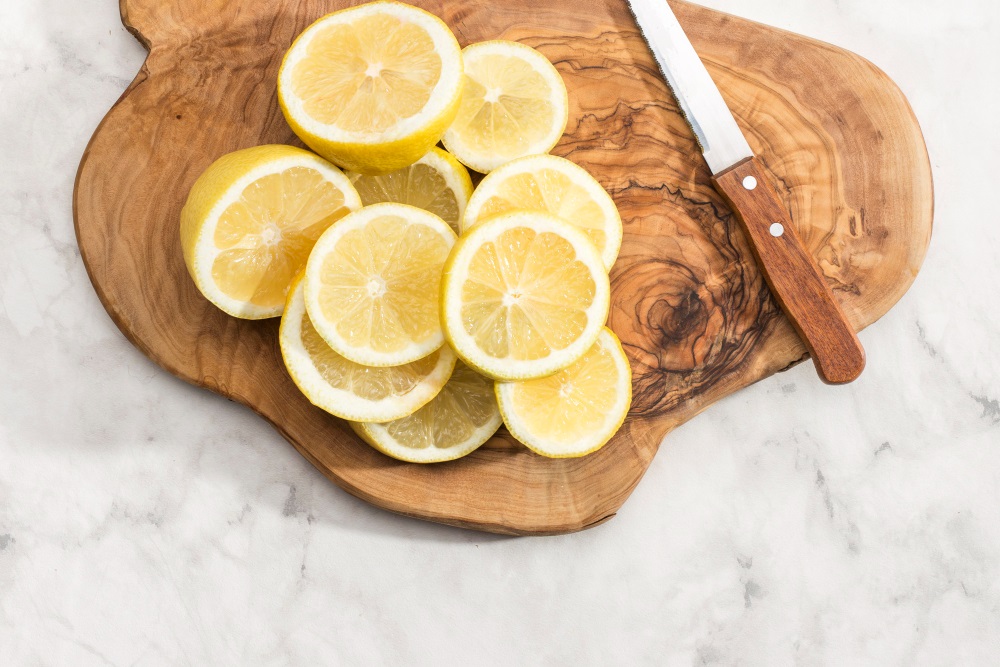 Plátky citronu na dřevěném prkénku