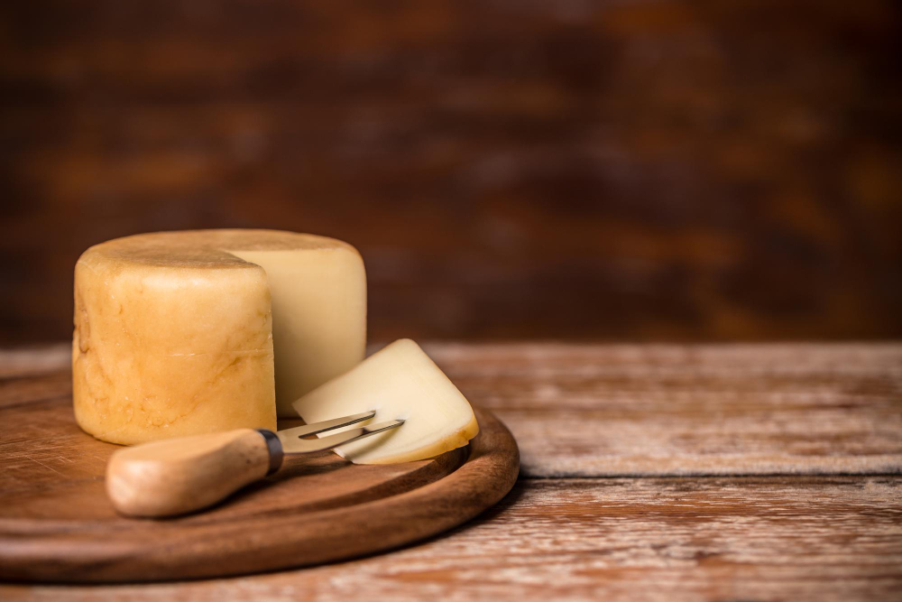 Sýr na dřevě