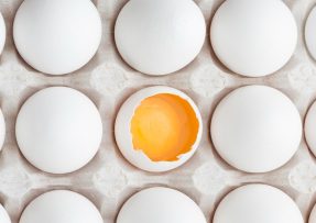Plato bílých vajec s jedním vejcem bez vršku