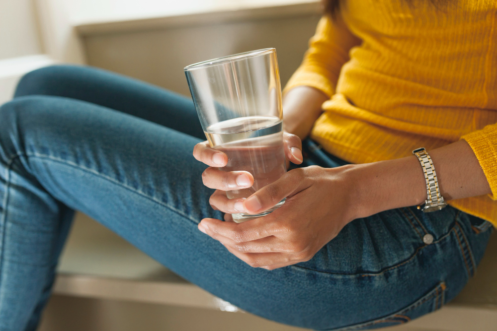 Žena držící sklenici s vodou
