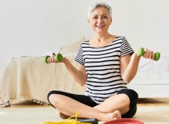 Starší žena cvičící v sedě fitnes