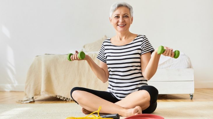 Starší žena cvičící v sedě fitnes