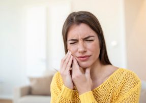 Žena s bolestí zubů