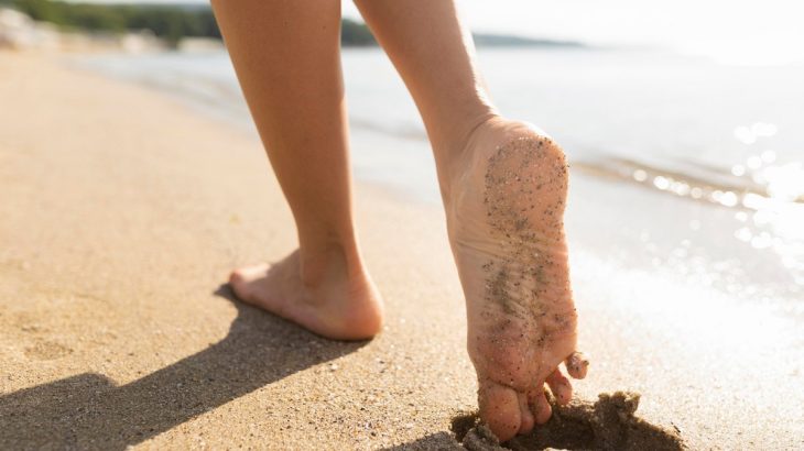 Bosé nohy od písku