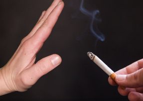Ruka odmítající nabízenou cigaretu