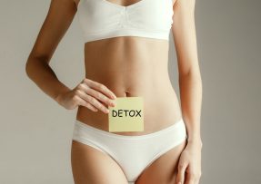 Žena ve spodním prádle s cedulkou s nápisem DETOX