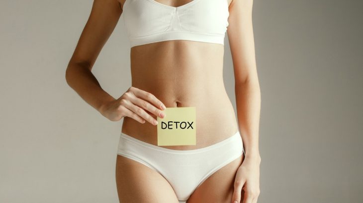 Žena ve spodním prádle s cedulkou s nápisem DETOX