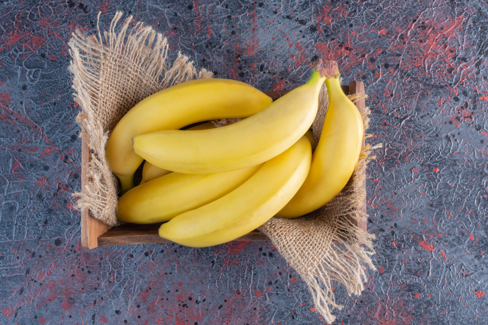 Banány v dřevěné krabici na kusu pytloviny