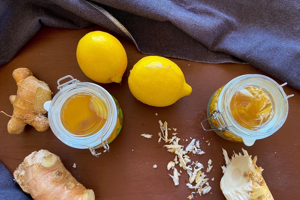 Citrony, med, křen a zázvor na stole