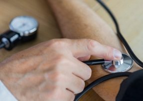 Měření krevního tlaku pacientovi