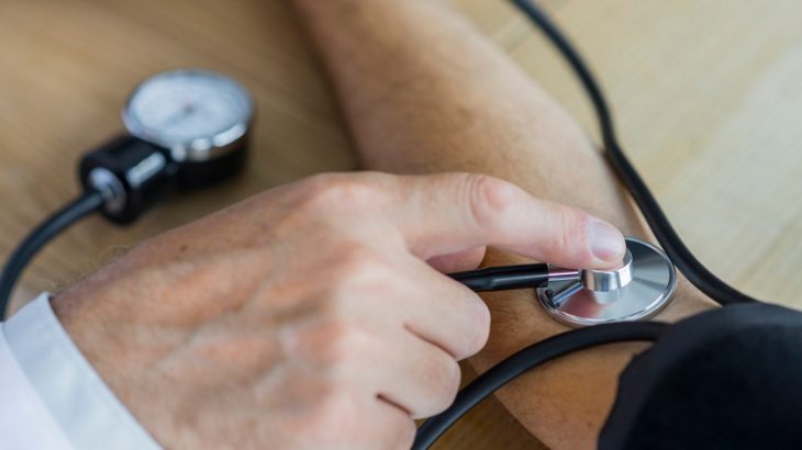 Měření krevního tlaku pacientovi