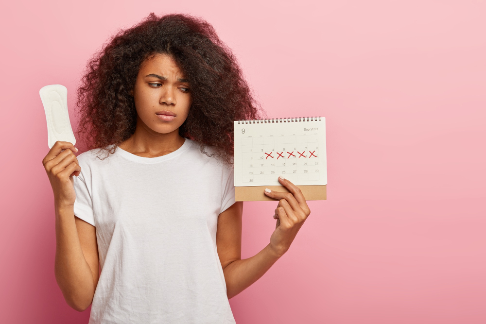 Žena s vložkou a menstruačním kalendářem