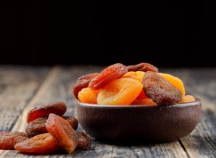 Sušené a čerstvé meruňky v misce
