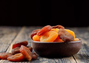Sušené a čerstvé meruňky v misce
