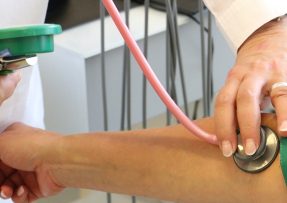 Měření krevního tlaku u lékaře